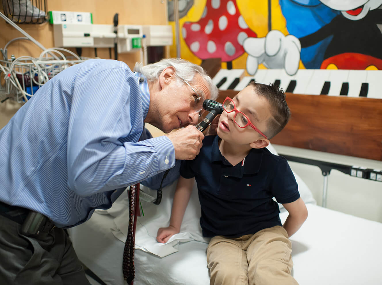 Howard Weinstein, MD, examines a patient in the Pediatric Hematology Oncology Clinic.